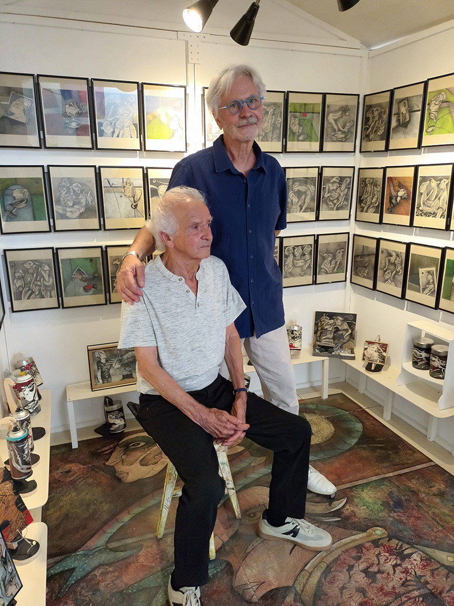Artistes et amis prenant la pose dans le refuge