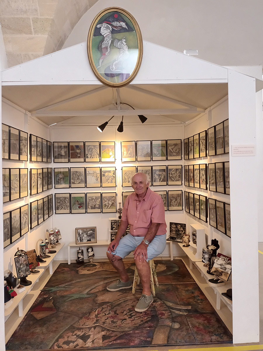 Artistes et amis prenant la pose dans le refuge