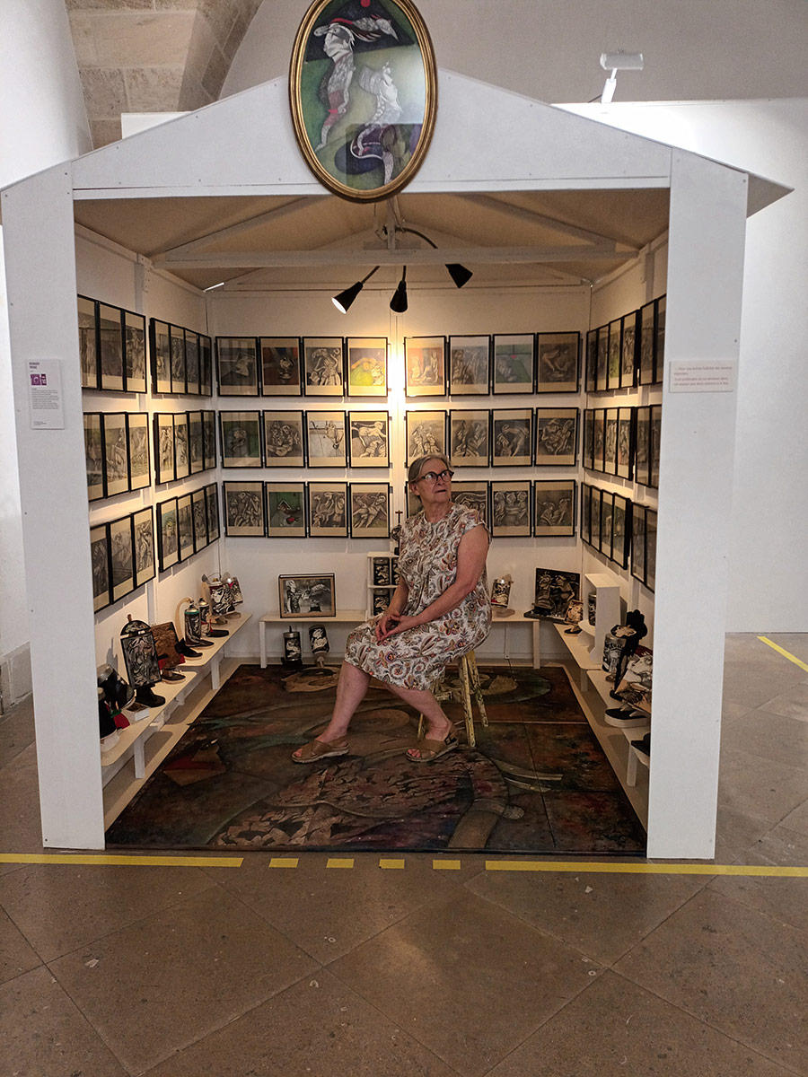 Artistes et amis prenant la pose dans le refuge