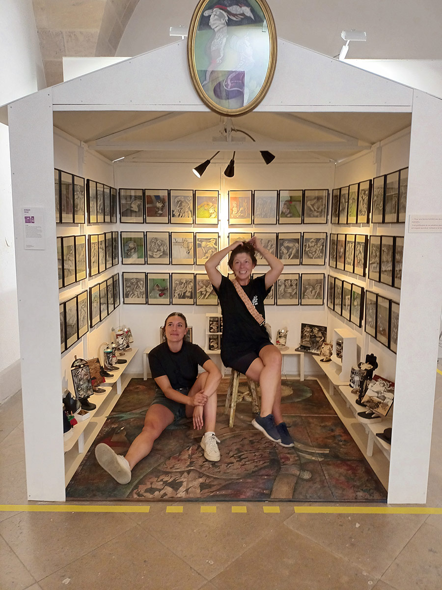 Artistes et amis prenant la pose dans le refuge