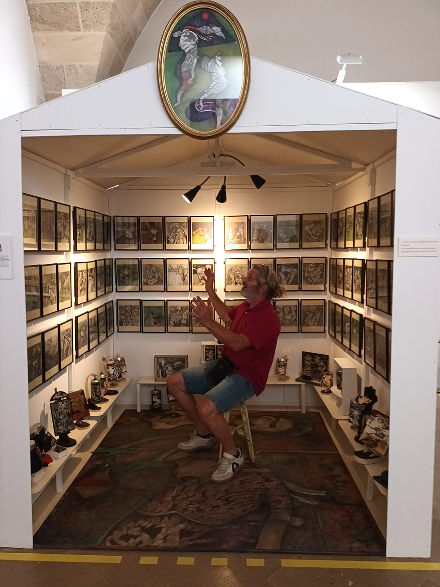 Artistes et amis prenant la pose dans le refuge