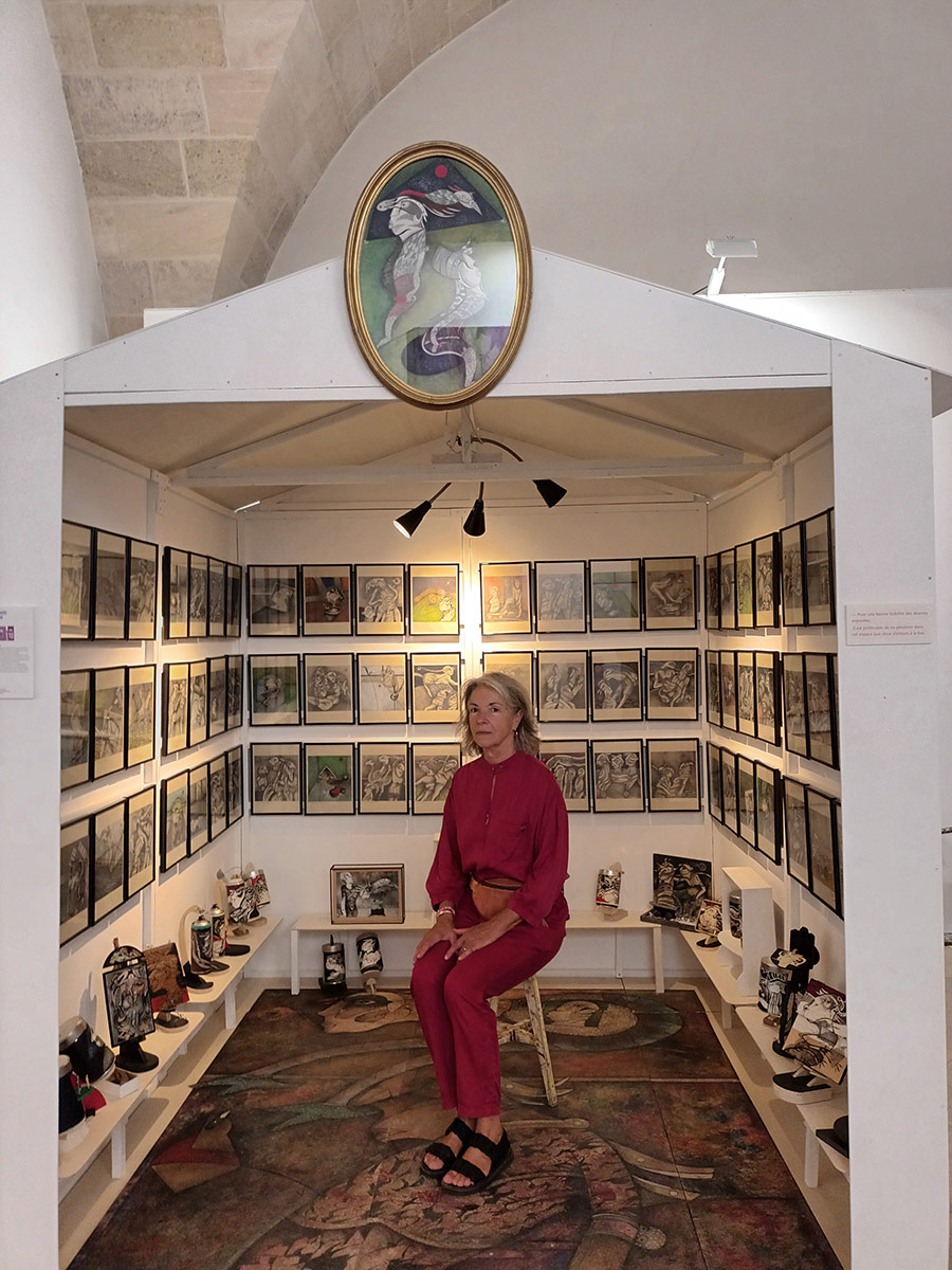 Artistes et amis prenant la pose dans le refuge