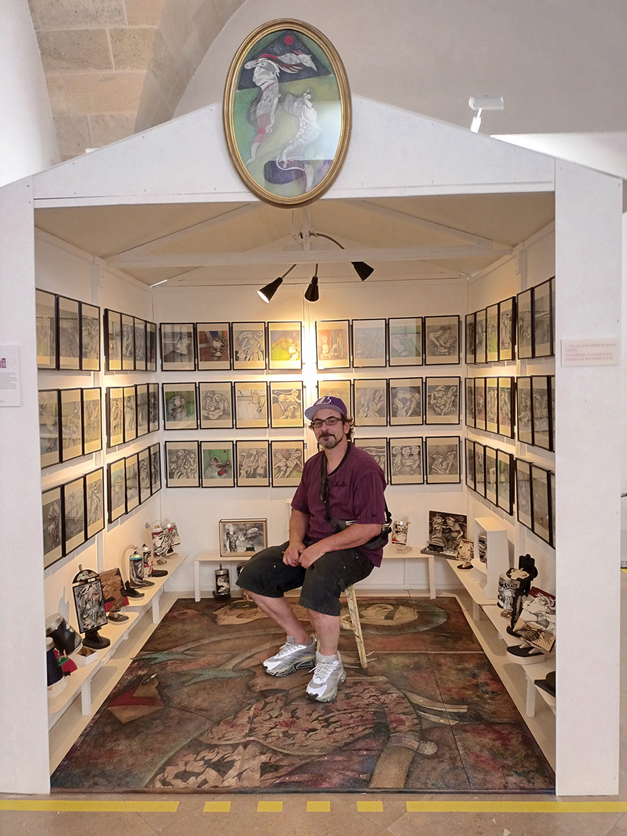 Artistes et amis prenant la pose dans le refuge