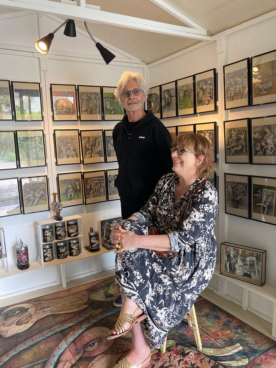 Artistes et amis prenant la pose dans le refuge