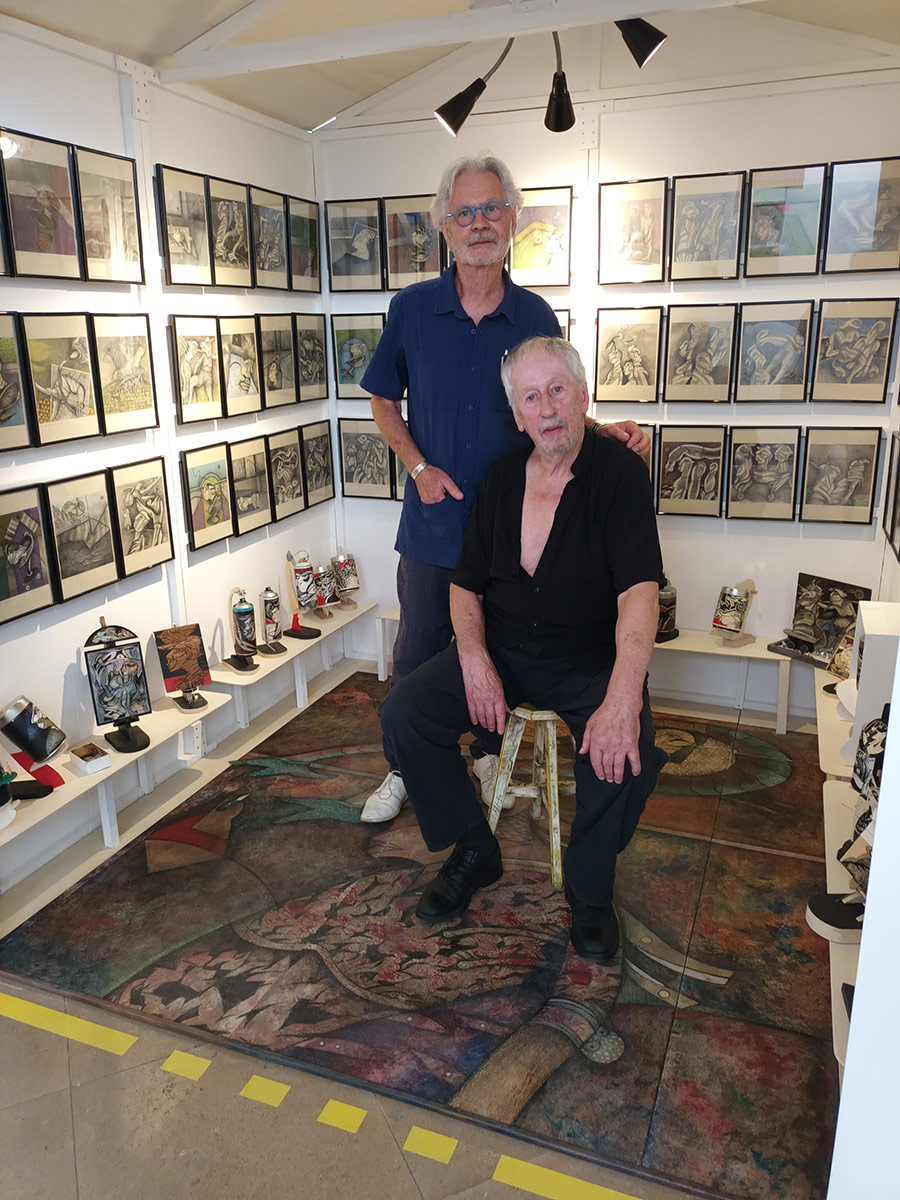 Artistes et amis prenant la pose dans le refuge