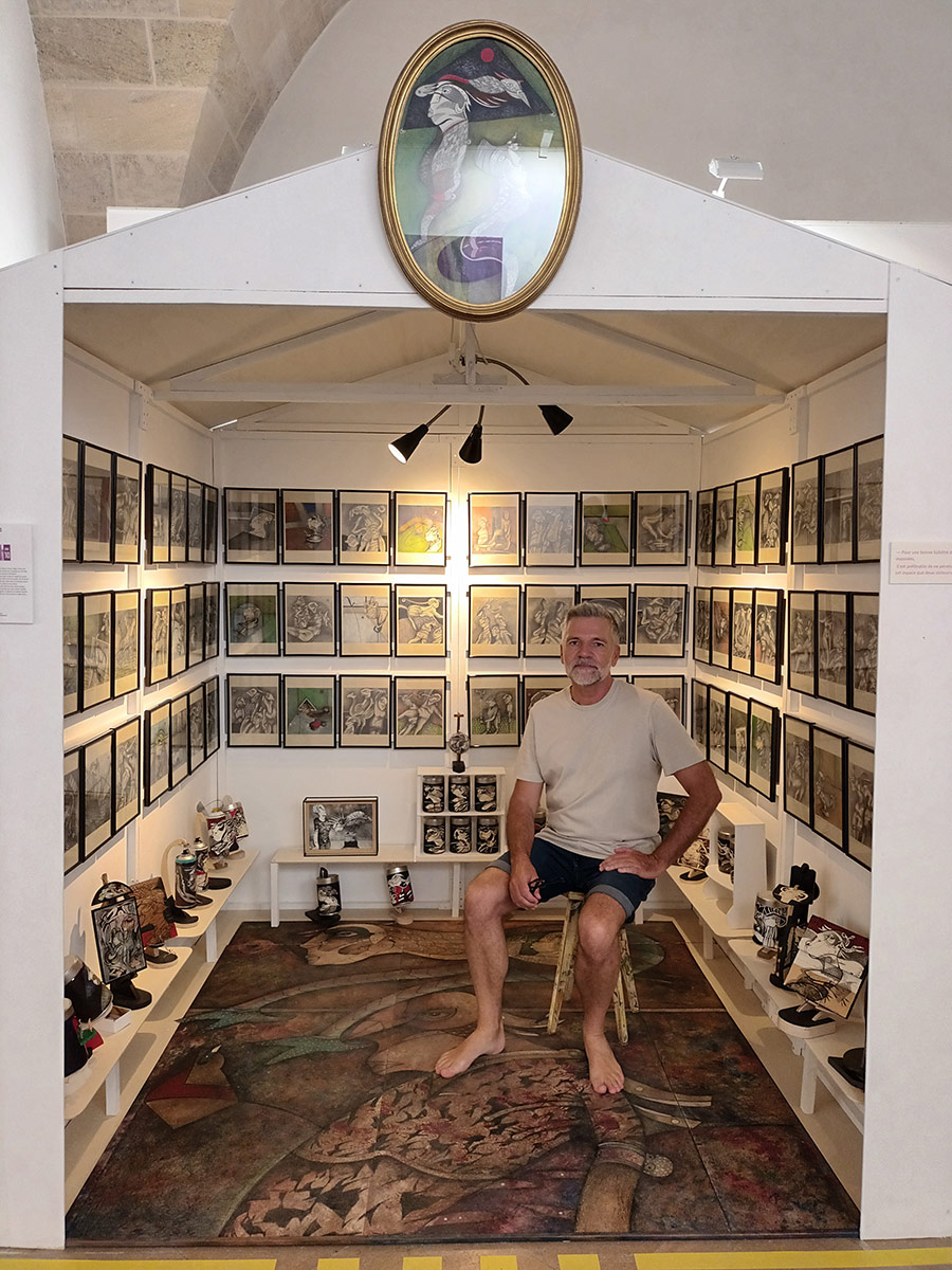 Artistes et amis prenant la pose dans le refuge