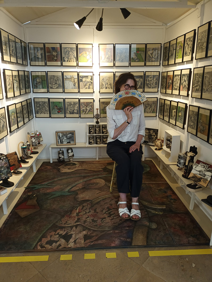 Artistes et amis prenant la pose dans le refuge