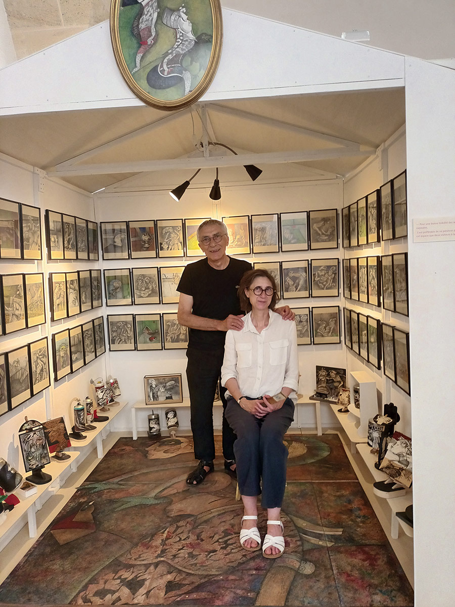 Artistes et amis prenant la pose dans le refuge